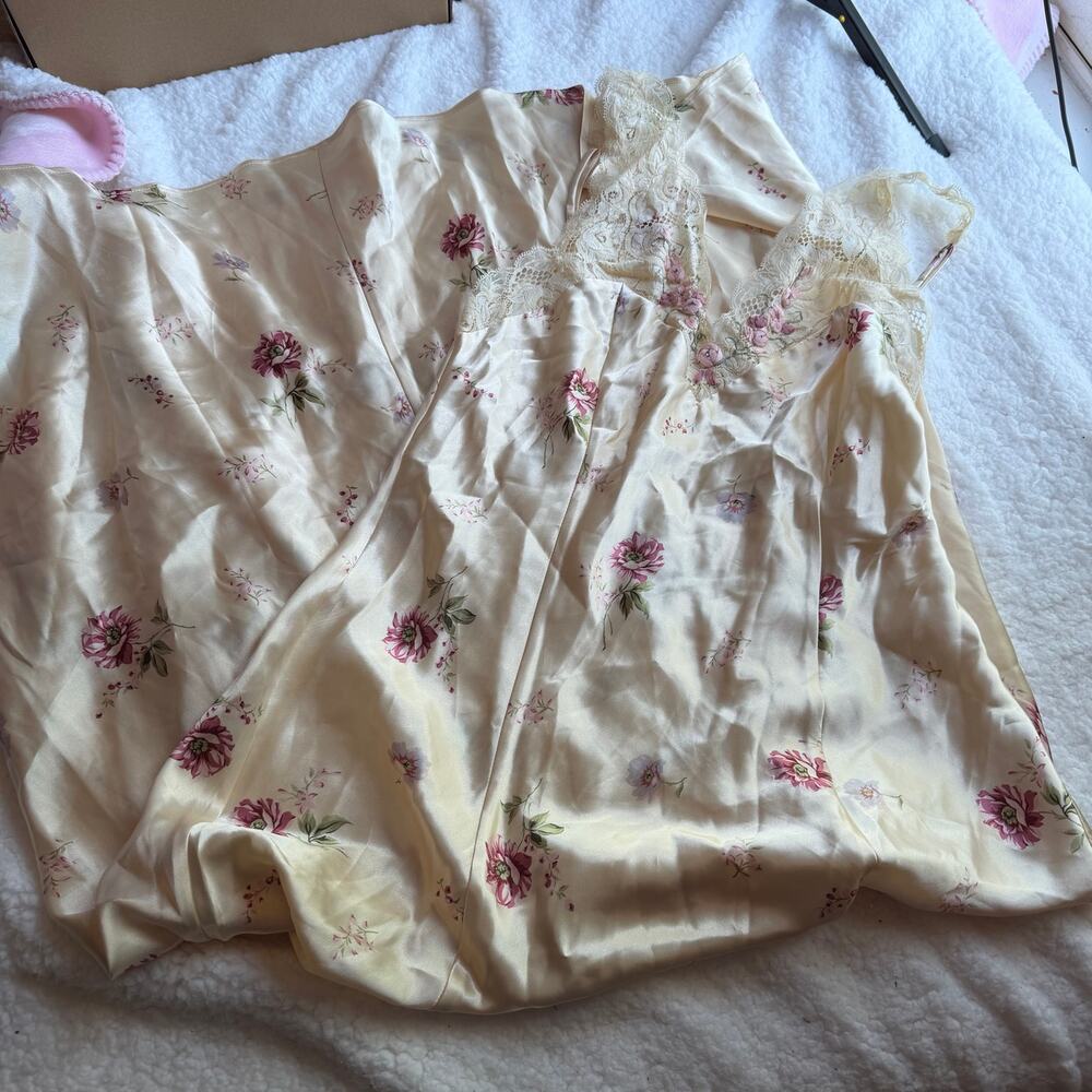 VS Cream nightgown S